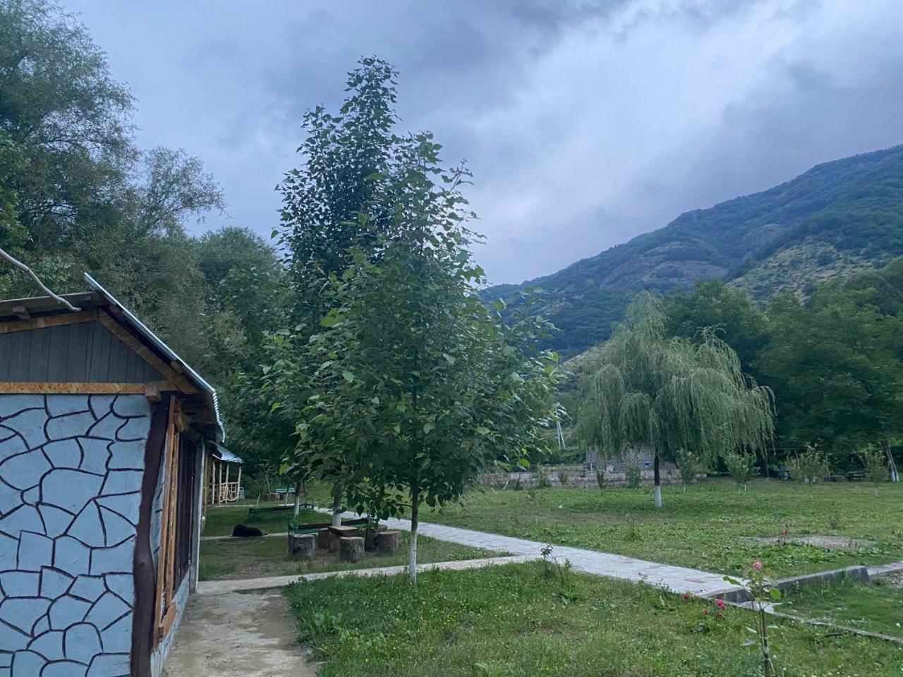 Basuta Guesthouse Kapan Esterno foto